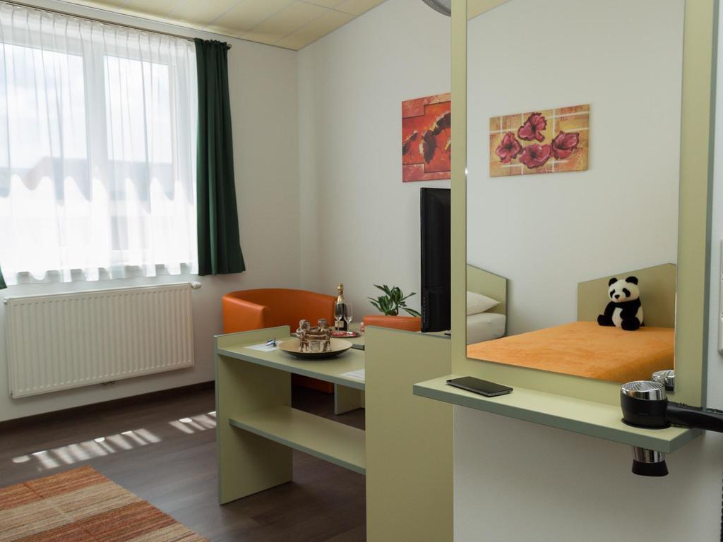 Winrooms "Hotel&Appartement" Винер-Нойштадт Экстерьер фото