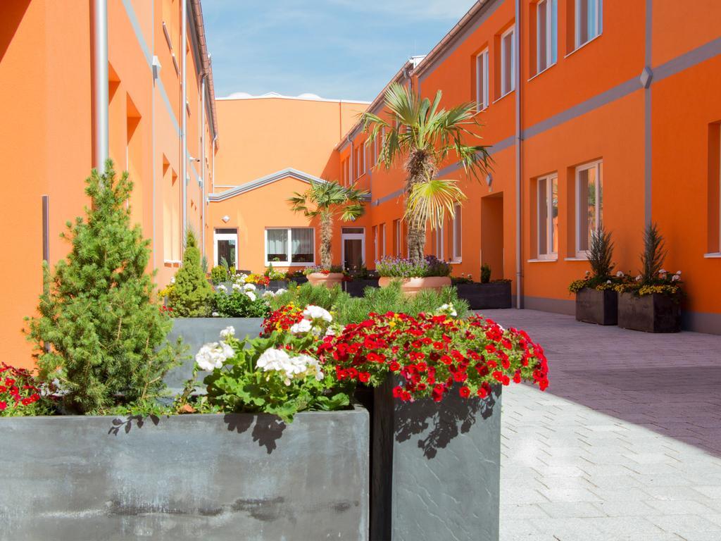 Winrooms "Hotel&Appartement" Винер-Нойштадт Экстерьер фото